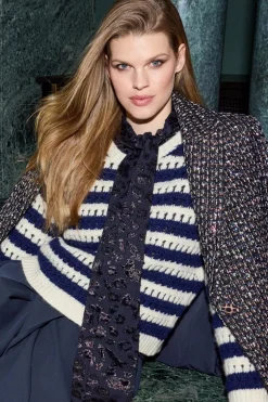 Gestreifter Lochstrickpullover