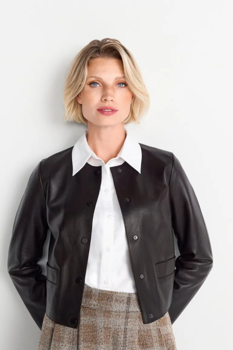 Kurze Lederjacke Mit Druckknöpfen