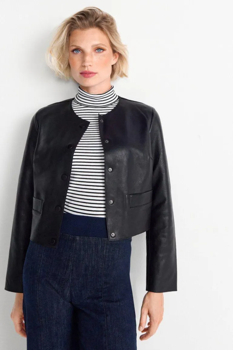 Kurze Lederjacke Mit Druckknöpfen