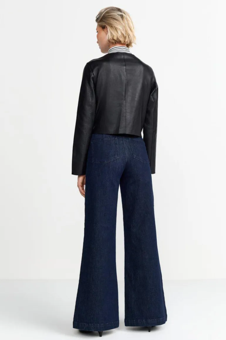 Kurze Lederjacke Mit Druckknöpfen