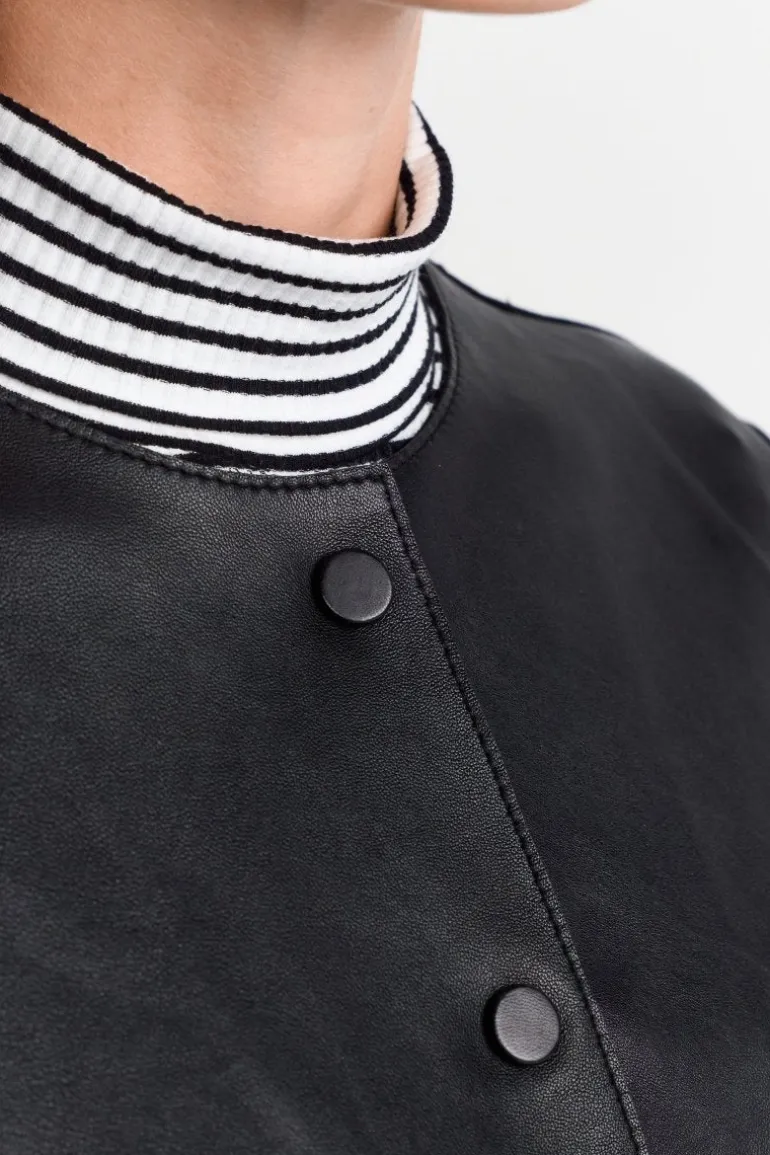 Kurze Lederjacke Mit Druckknöpfen